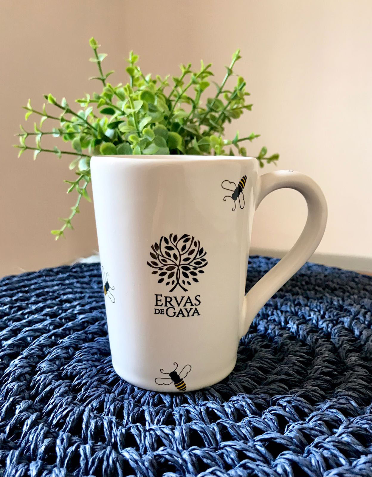Faça uma chaleira de cerâmica artesanal e uma xícara wabi-sabi de chá verde  quente sobre musgo com galhos secos e folhas. cerimônia do chá de natureza  outonal.